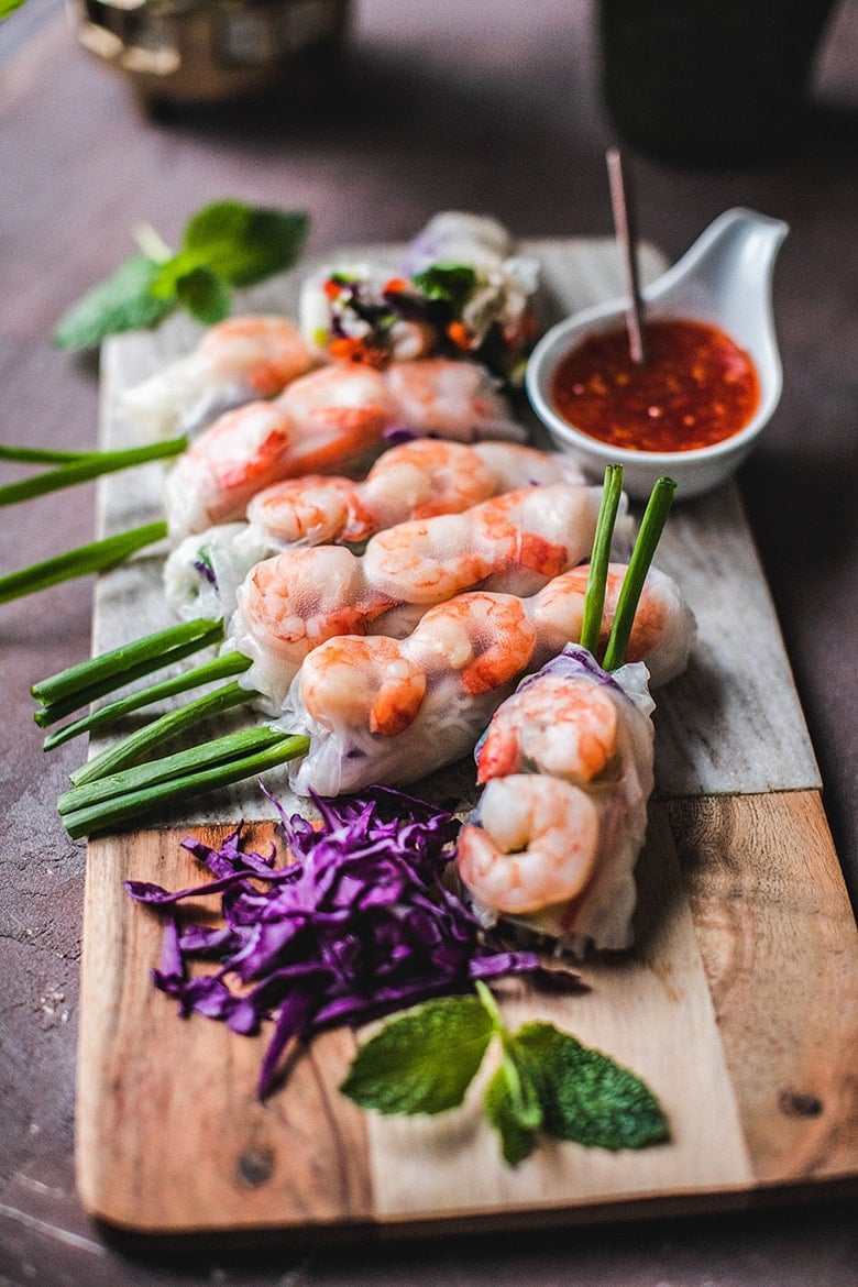 Vietnamese Summer Rolls filled with your choice of shrimp or tofu, veggies and vermicelli noodles. Light and healthy! #summerrolls #springrolls #saladrolls 