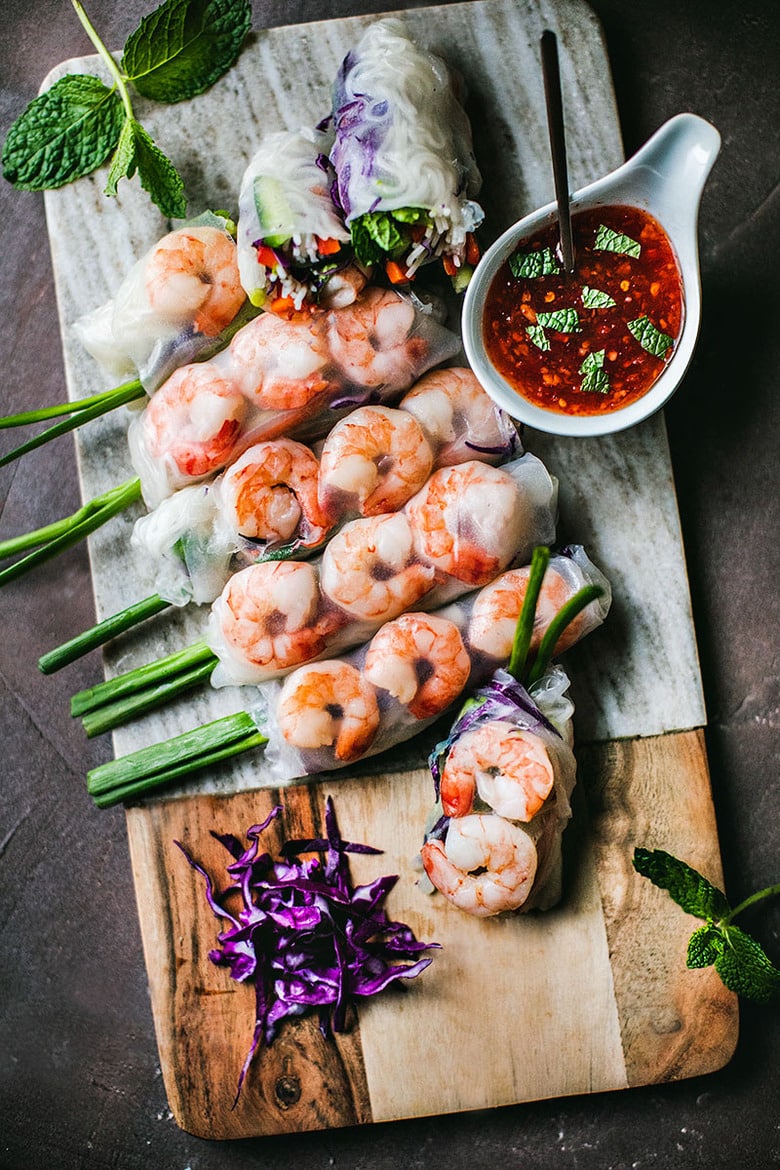 Vietnamese Spring Rolls filled with your choice of shrimp or tofu, veggies and vermicelli noodles. Light and healthy! #summerrolls #springrolls #saladrolls