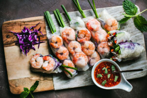 Vietnamese Summer Rolls filled with your choice of shrimp or tofu, veggies and vermicelli noodles. Light and healthy! #summerrolls #springrolls #saladrolls