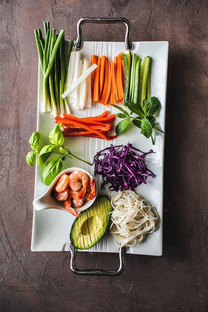 Vietnamese Spring Rolls filled with your choice of shrimp or tofu, veggies and vermicelli noodles. Light and healthy! #summerrolls #springrolls #saladrolls #vietnamesespringrolls 