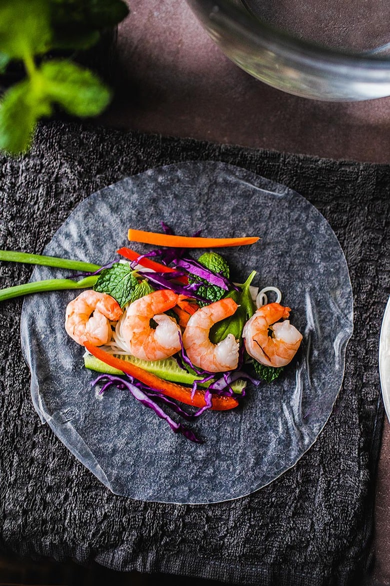 Vietnamese Spring Rolls filled with your choice of shrimp or tofu, veggies and vermicelli noodles. Light and healthy! #summerrolls #springrolls #saladrolls #vietnamesespringrolls 