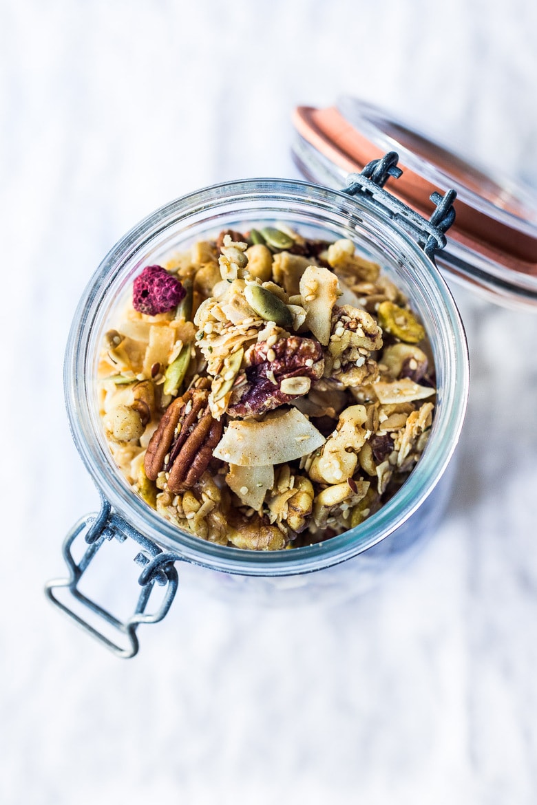 Homemade Granola! How to make the BEST healthy vegan granola, sweetened with maple syrup. Full of nuts, seed and delicious clusters! #granola #granola #vegangranola #veganbreakfast