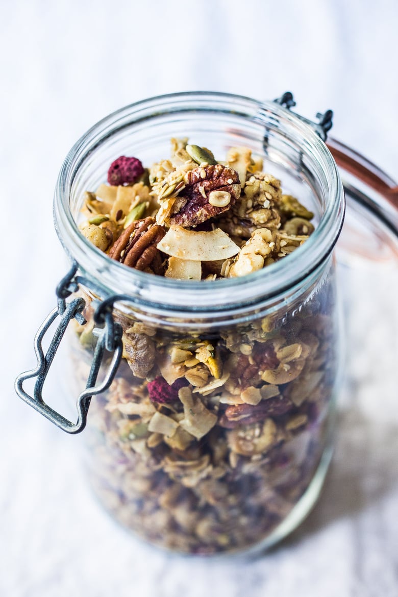 Homemade Granola! How to make the BEST healthy vegan granola, sweetened with maple syrup. Full of nuts, seed and delicious clusters! #granola #granola #vegangranola #veganbreakfast 