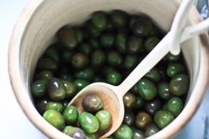How to Cure Olives with Lye - a step by step guide, that turns bitter olives into buttery delicious bites the whole family will enjoy. #curingolives #curedolives #howtocureolives