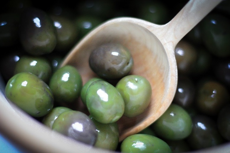 How to Cure Olives with Lye - a step by step guide, that turns bitter olives into buttery delicious bites the whole family will enjoy. #curedolives #howtocureolives #lyecuredolives 