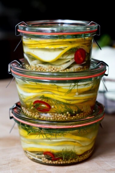 Preserve summer's bounty with these quick pickled summer squash and zucchini! Add to sandwiches and burgers! #pickled #pickledzucchini