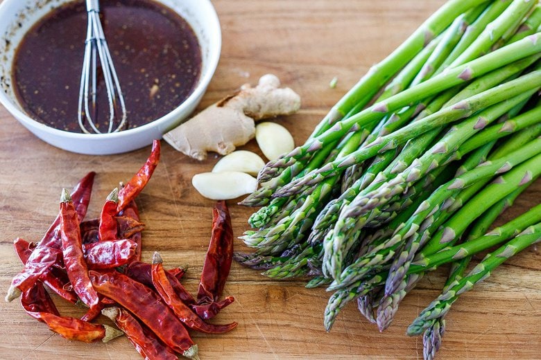 ingredients in stir-fried asparagus 