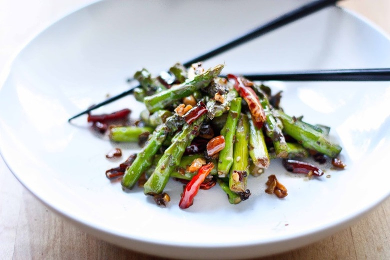 Szechuan sparris med vitlök, ingefära och chili