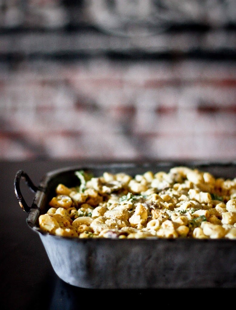 Creamy Vegan Mac and Cheese with Kale and Mushrooms. Delicious and easy, this healthy mac and cheese recipe is gluten-free adaptable and totally guilt-free! A fast and flavorful vegan dinner recipe that even the kids will like! #vegan #veganmacandcheese #macandcheese 