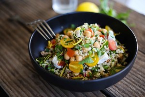 Quinoa Chicken Salad with tomatoes, chickpeas, arugula, fresh herbs & optional mozzarella or feta cheese, in a tangy Lemon Dressing. Great for meal prep!