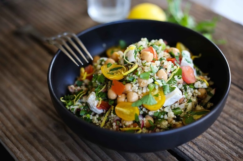 Quinoa Chicken Salad with tomatoes, chickpeas, arugula, fresh herbs & optional mozzarella or feta cheese, in a tangy Lemon Dressing. Great for meal prep!