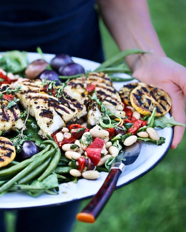 This Summer Nicoise Salad Recipe is made with grilled tuna, salmon or white fish with baby potatoes, olives, roasted peppers, french beans & lemony mustard seed vinaigrette. Gluten free and Healthy! #Nicoise #Nicoiserecipe #glutenfree #grilled #salmon #tuna #grilling #summersalad #salad |www.feastingathome.com