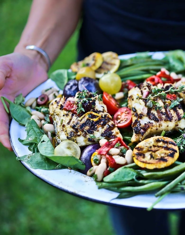 This Summer Nicoise Salad Recipe is made with grilled tuna, salmon or white fish with baby potatoes, olives, roasted peppers, french beans & lemony mustard seed vinaigrette. Gluten free and Healthy! #Nicoise #Nicoiserecipe #glutenfree #grilled #salmon #tuna #grilling #summersalad #salad |www.feastingathome.com