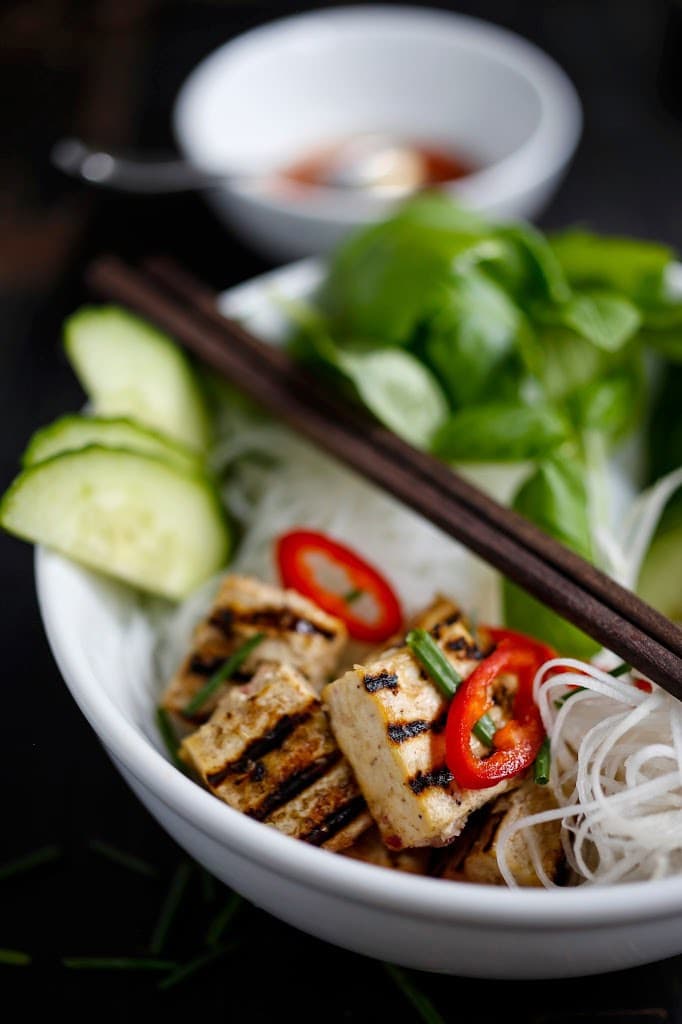 Flavorful Vietnamese Vermicelli w/ lemongrass chicken (or tofu) served over rice vermicelli noodles, w/ veggies and basil & flavorful Vietnamese dressing (Nuoc Cham) . Delicious!! | www.feastingathome.com