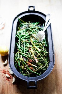 Charred Green beans with Bagna Cauda- an Italian sauce made with olive oil, minced anchovies, garlic, pepper and chili flakes- a flavorful side dish with lovely umami flavor.