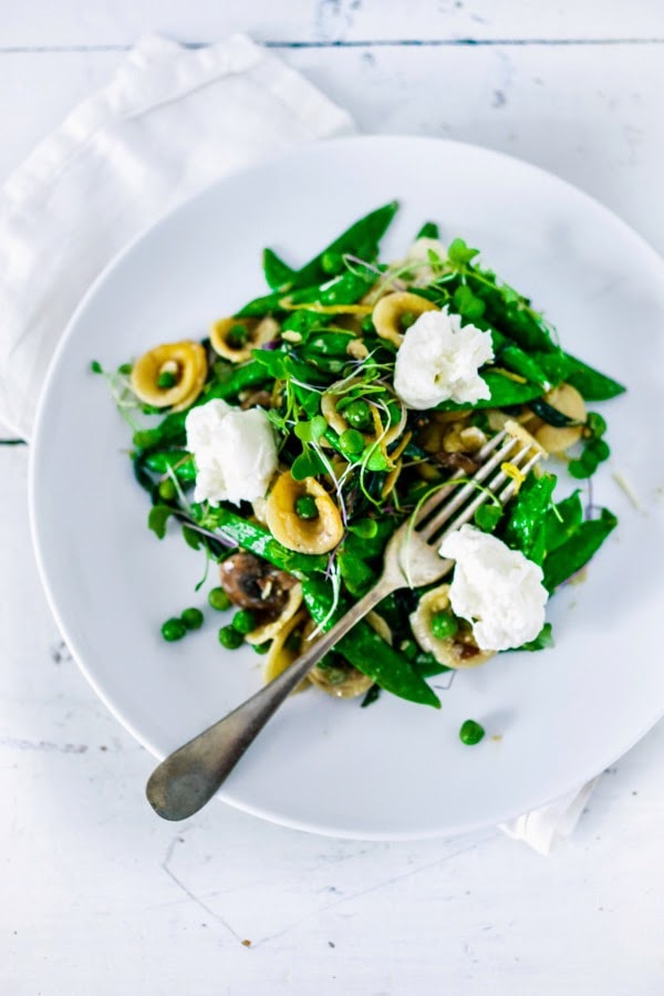 Pasta Orecchiette con guisantes frescos, espárragos y hierbas en una salsa carbonara muy ligera.