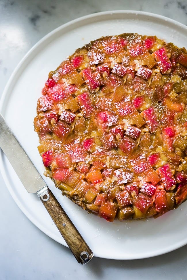 12 Deliciosas Receitas De Primavera para celebrar a temporada! Bolo de amêndoas de ruibarbo invertido isento de glúten | www.feastingathome.com