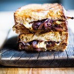 French Onion Grilled Cheese Sandwich with Caramelized onions, melty Gruyere and toasty bread. A cozy vegetarian dinner perfect for the colder months! #grilledcheese #sandwich #frenchonion #grilledcheesesandwich #vegetarianrecipes www.feastingathome.com
