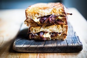 French Onion Grilled Cheese Sandwich with Caramelized onions, melty Gruyere and toasty bread. A cozy vegetarian dinner perfect for the colder months! #grilledcheese #sandwich #frenchonion #grilledcheesesandwich #vegetarianrecipes www.feastingathome.com