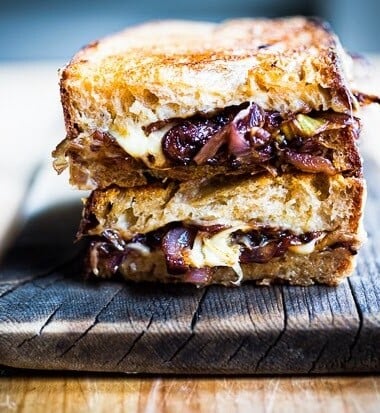 French Onion Grilled Cheese Sandwich with Caramelized onions, melty Gruyere and toasty bread. A cozy vegetarian dinner perfect for the colder months! #grilledcheese #sandwich #frenchonion #grilledcheesesandwich #vegetarianrecipes www.feastingathome.com