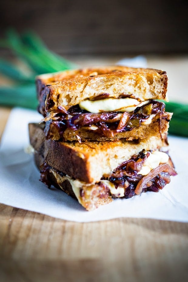 French Onion Grilled Cheese Sandwich with Caramelized onions, melty Gruyere and toasty bread. A cozy vegetarian dinner perfect for the colder months! #grilledcheese #sandwich #frenchonion #grilledcheesesandwich #vegetarianrecipes www.feastingathome.com