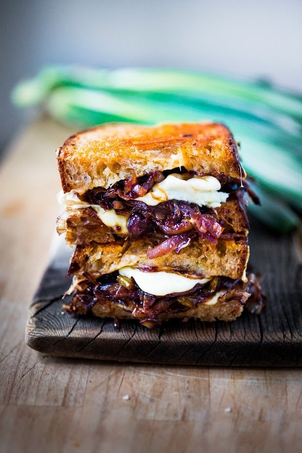 French Onion Grilled Cheese Sandwich with Caramelized onions, melty Gruyere and toasty bread. A cozy vegetarian dinner perfect for the colder months! #grilledcheese #sandwich #frenchonion #grilledcheesesandwich #vegetarianrecipes www.feastingathome.com