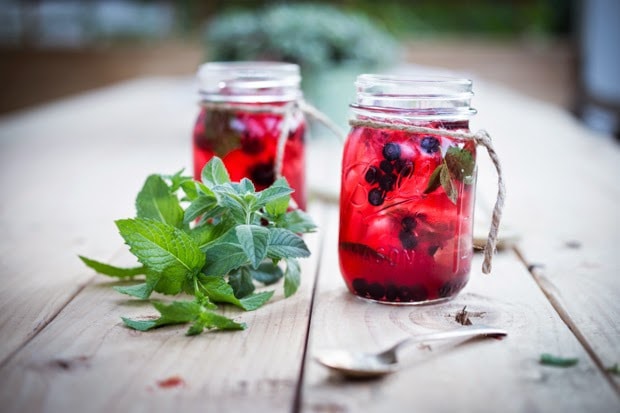 How to make refreshing Huckleberry Mojitos with Rum, fresh huckleberries and mint. #mojito #huckleberries