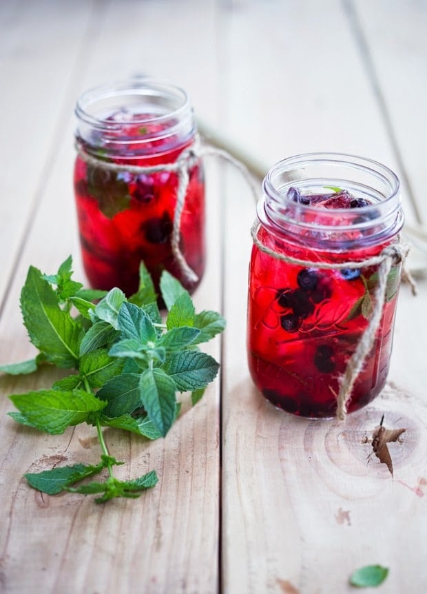 How to make refreshing Huckleberry Mojitos with Rum, fresh huckleberries and mint. #mojito #huckleberries