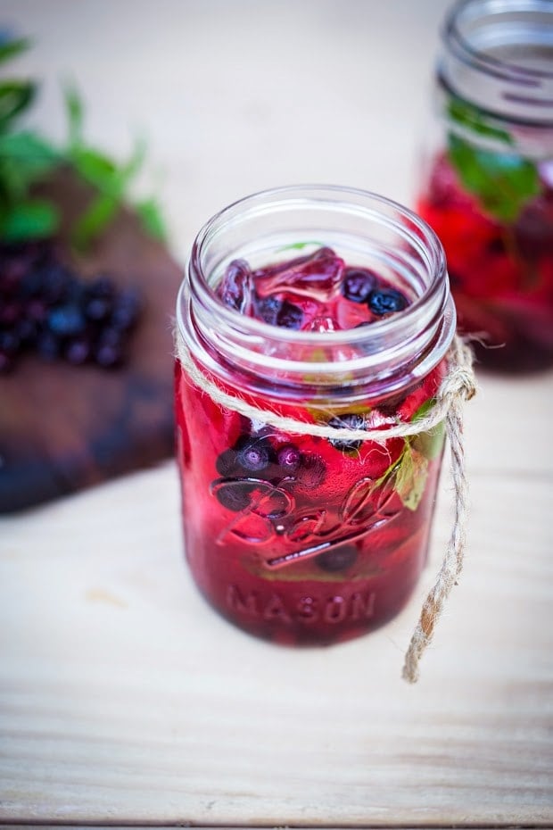 How to make refreshing Huckleberry Mojitos with Rum, fresh huckleberries and mint. #mojito #huckleberries