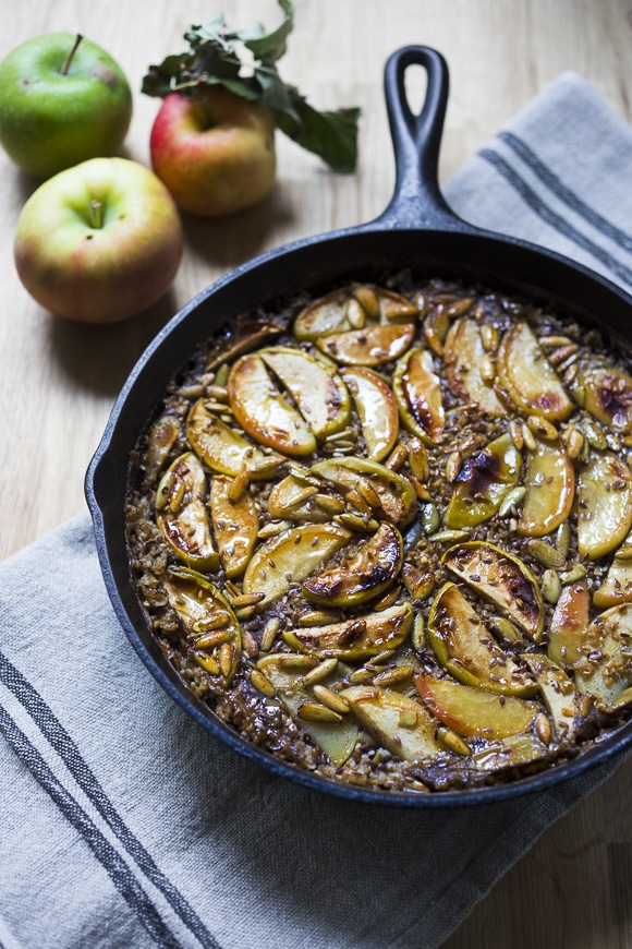 A simple delicious recipe for Baked Stee-cut Oats with apples, pumpkin seeds, flax seeds, spices and maple syrup. Vegan and easy! 