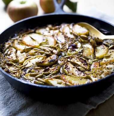 A simple delicious recipe for Baked Stee-cut Oats with apples, pumpkin seeds, flax seeds, spices and maple syrup. Vegan and easy! 