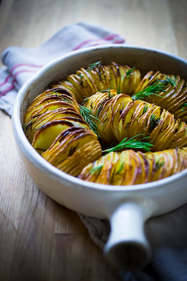 Baked Hasselback Potatoes with Rosemary and Garlic are totally vegan and so easy to make! A healthy and delicious side dish! #hassleback #hasselbackpotatoes 