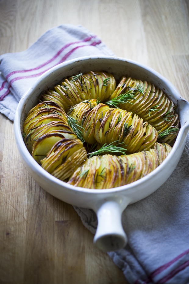 Baked Hasselback Potatoes with Rosemary and Garlic are totally vegan and so easy to make! A healthy and delicious side dish! #hassleback #hasselbackpotatoes 