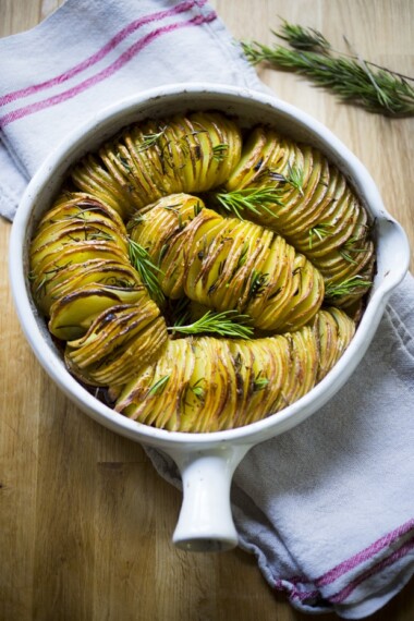 Baked Hasselback Potatoes with Rosemary and Garlic are totally vegan and so easy to make! A healthy and delicious side dish! #hassleback #hasselbackpotatoes