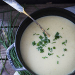 This delicious healthy recipe for Potato Leek Soup is deceiving flavorful! A nourishing, soul-satisfying meal made with the humblest of ingredients.#potatoleeksoup #potatosoup