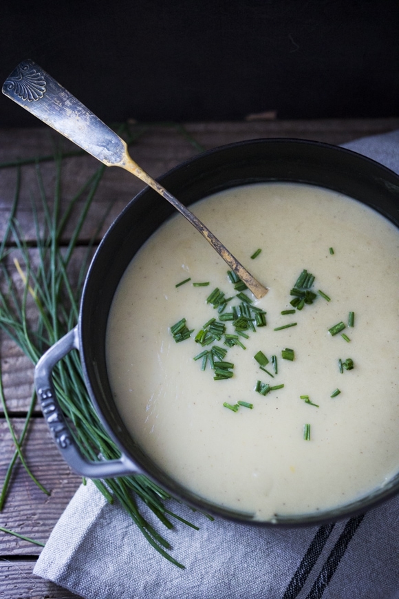 This delicious healthy recipe for Potato Leek Soup is deceiving flavorful! A nourishing, soul-satisfying meal made with the humblest of ingredients.#potatoleeksoup #potatosoup