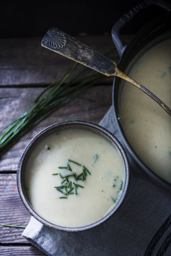 20 Mouthwatering VEGETARIAN Soups Recipes for FALL! ||A simple healthy Potato Leek Soup that is flavorful and light! A cozy, vegetarian soup, perfect for fall! #fallsoup #potatosoup #leek #potatoleeksoup #healthy 