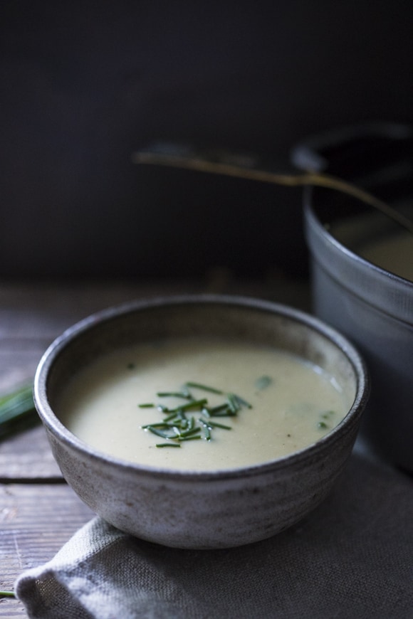 This delicious healthy recipe for Potato Leek Soup is deceiving flavorful! A nourishing, soul-satisfying meal made with the humblest of ingredients.#potatoleeksoup #potatosoup 