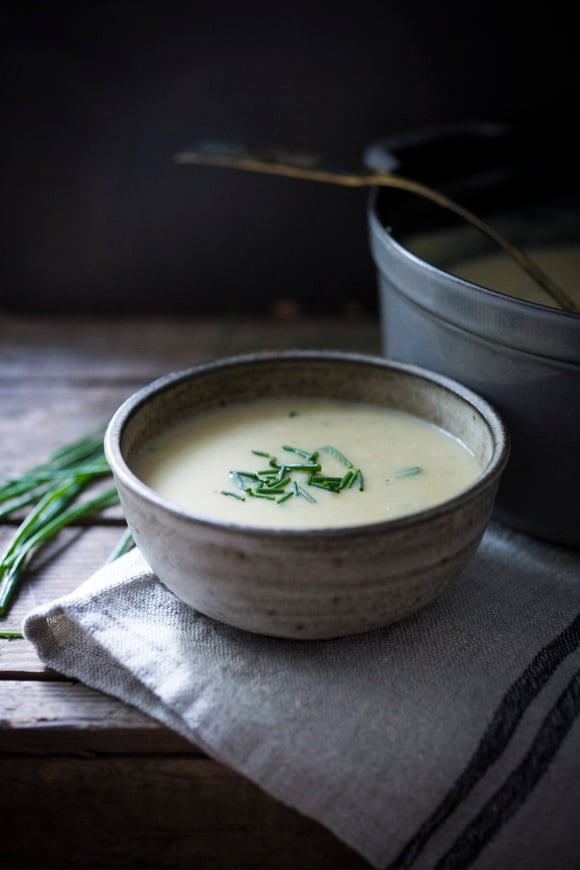 This delicious healthy recipe for, Potato Leek Soup is deceiving flavorful! A nourishing, soul-satisfying meal made with the humblest of ingredients. #potatosoup #potatoleeksoup 