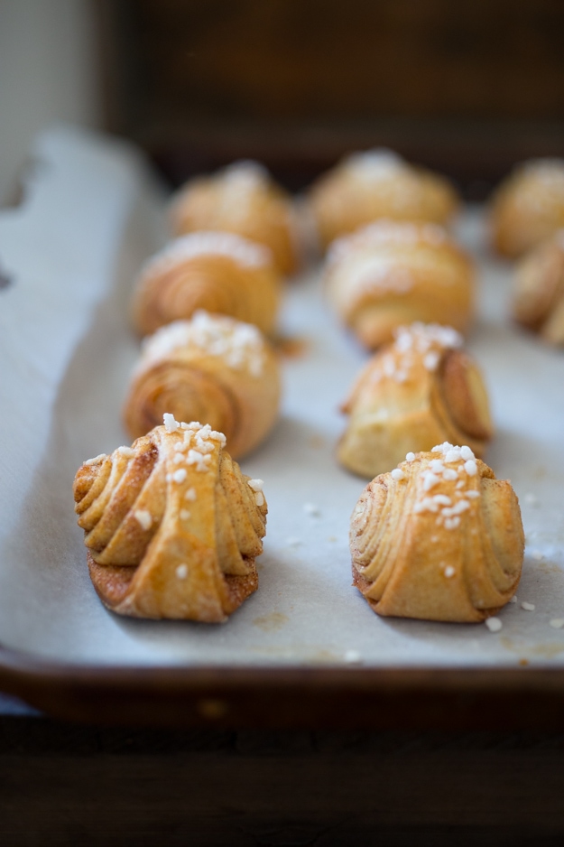 Finnish Cardamom Rolls, this Finnish version is also called "Pulla" - a delicious sweet roll perfect for the holidays! #cardamonrolls #cardamomrolls #cardamonbuns #pulla #swedishcardamonrolls #finnishcardamonrolls #finnishcardamombread | finnishrecipes www.feastingathome.com