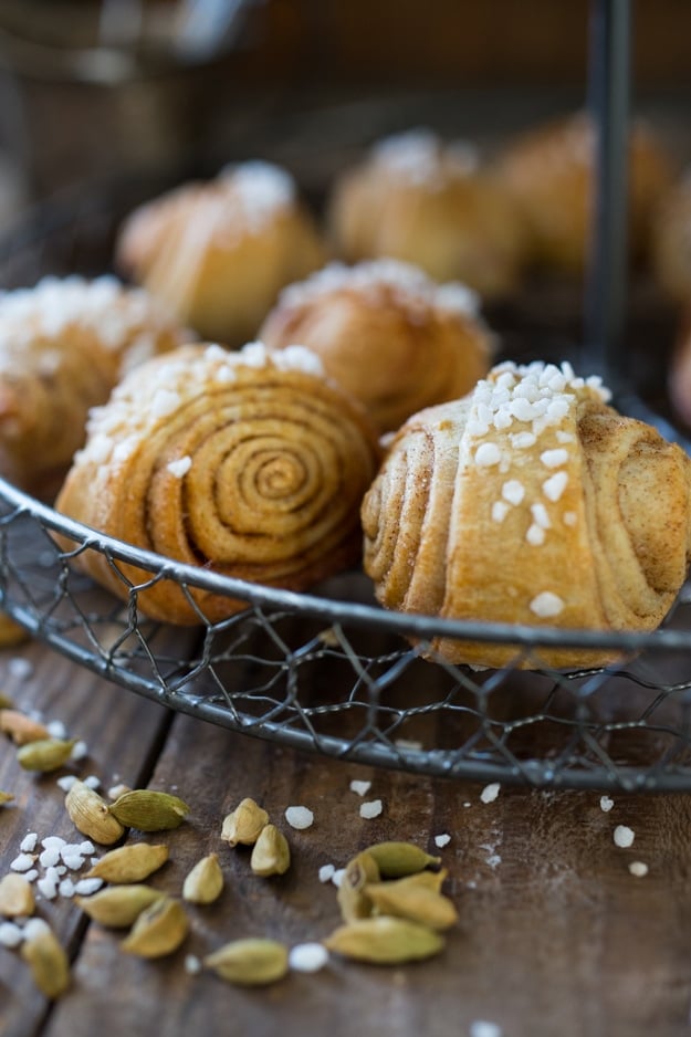 Finnish Cardamom Rolls, this Finnish version is also called "Pulla" - a delicious sweet roll perfect for the holidays! #cardamonrolls #cardamomrolls #cardamonbuns #pulla #swedishcardamonrolls #finnishcardamonrolls #finnishcardamombread | finnishrecipes www.feastingathome.com