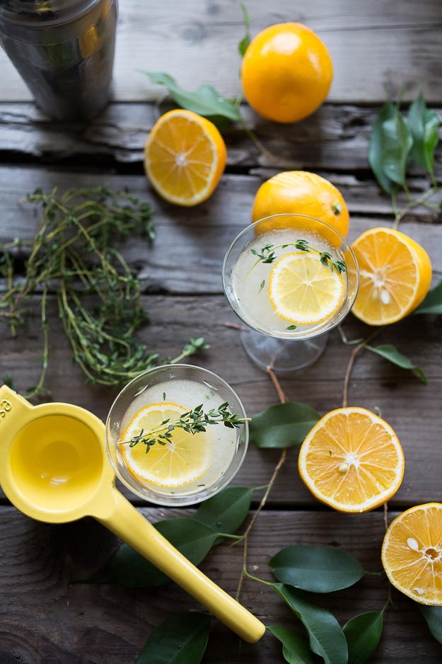 Meyer Lemon and Thyme Gimlet- Super refreshing gin cocktail, perfect for spring! #gimlet 