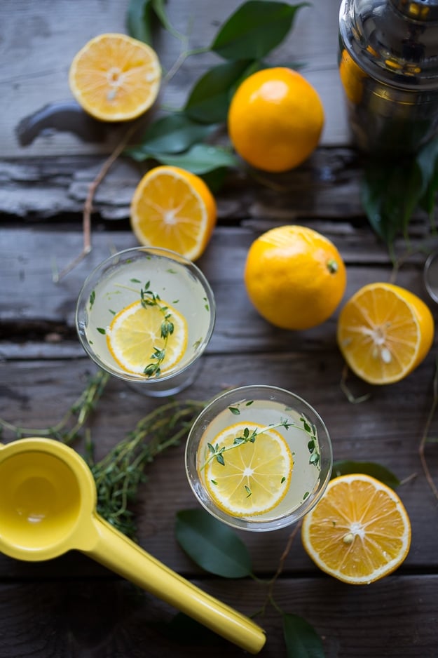 Meyer Lemon and Thyme Gimlet- Super refreshing gin cocktail, perfect for spring! #gimlet 