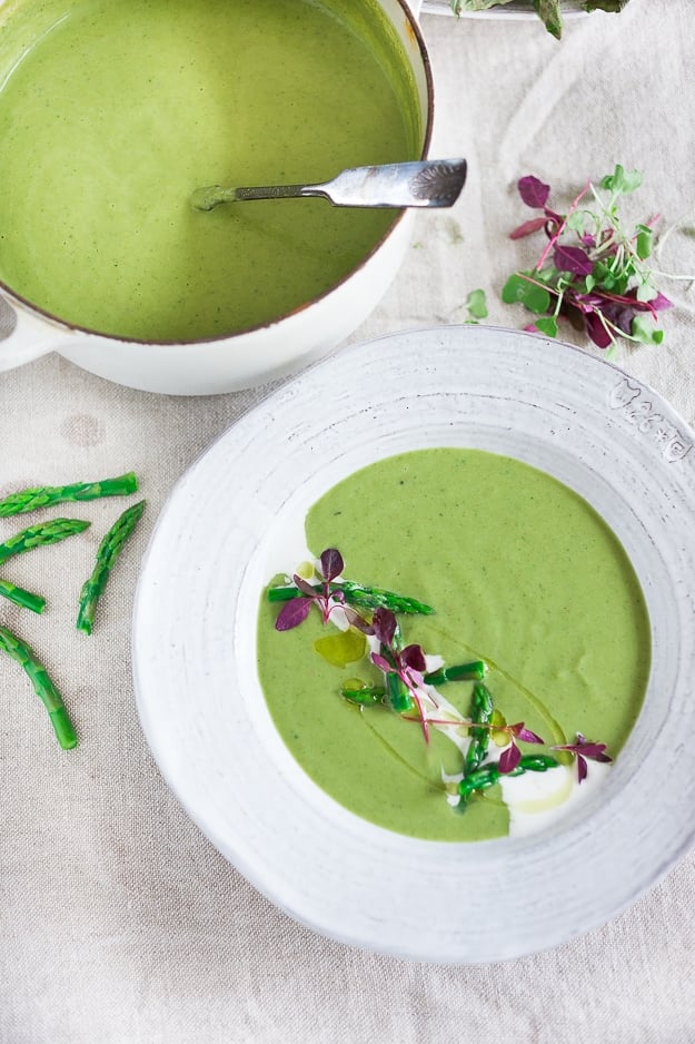 Asparagus Soup- a delicious combination of flavors that dazzles the palate. Simple, easy, this soup is elegant enough for spring gatherings and special events, yet easy enough for weeknight meals. #asparagussoup #springrecipes #springsoups #asparagus 