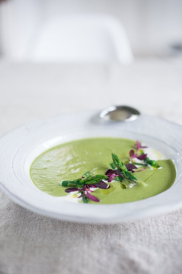 asparagus soup recipe Asparagus Soup with Fennel and Tarragon- a delicious combination of flavors that dazzles the palate. Simple, easy, this soup is elegant enough for spring gatherings and special events, yet easy enough for weeknight meals. #asparagussoup #springrecipes #springsoups #asparagus