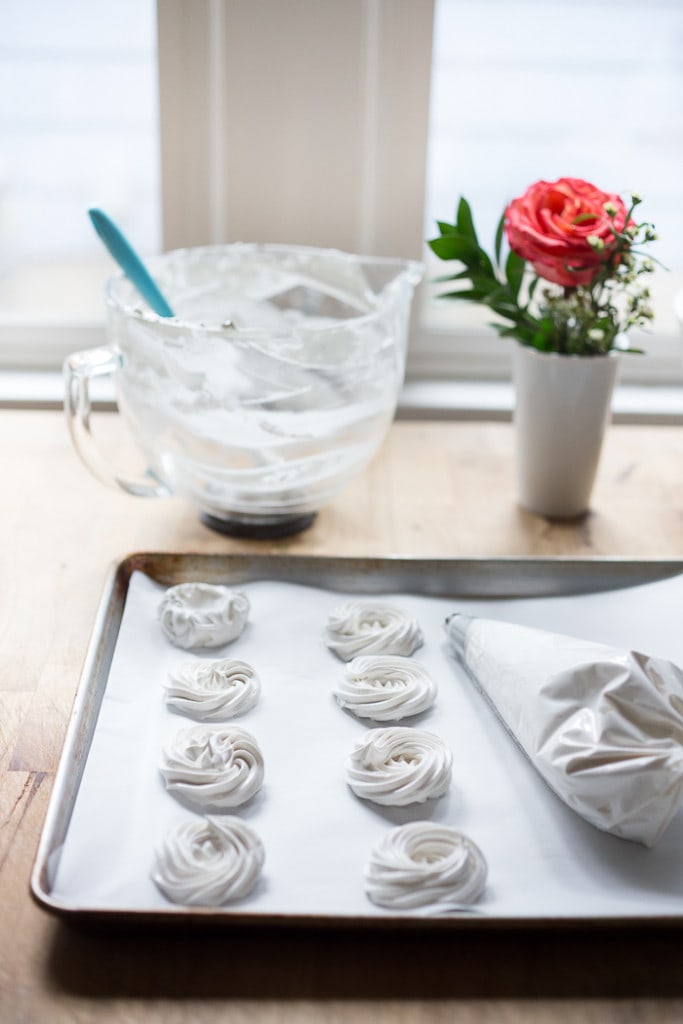 how to pipe mini pavlova| feasting at home