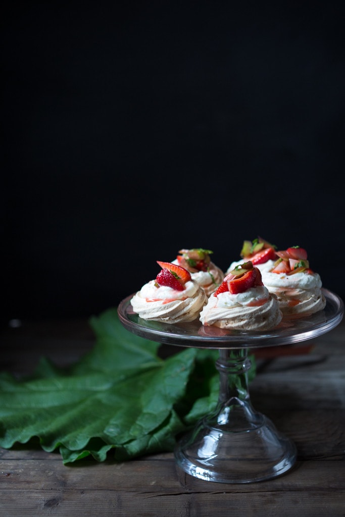 mini pavlova recipe Mini Pavlova Recipe with strawberries, rhubarb and meyer lemon whipped cream! A light and airy dessert idea perfect for celebrations and gatherings. Can be made ahead! #minipavlova #pavlova #dessert