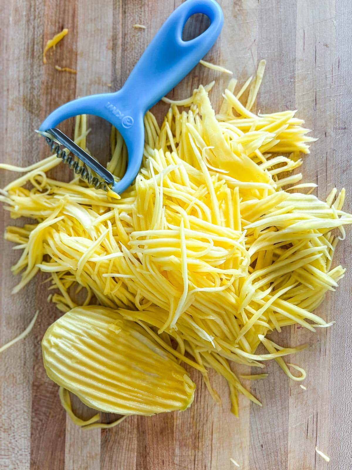 shredding the mango.