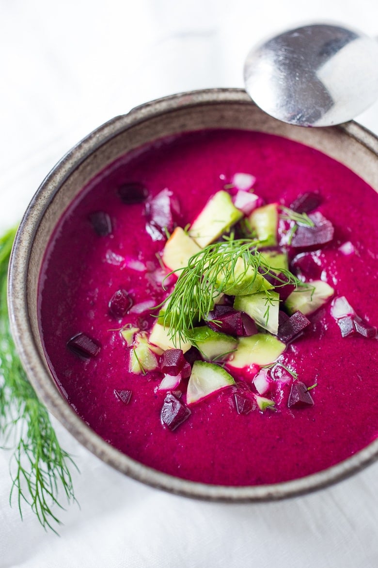 Beet Gazpacho- eine einfache köstliche gekühlte Rübensuppe mit Gurke, Avocado und frischem Dill. Vegan und glutenfrei. / www.feastingathome.com #beets #beetrecipes #gazpacho #beetgazpacho #chilledsoup #coldsoup