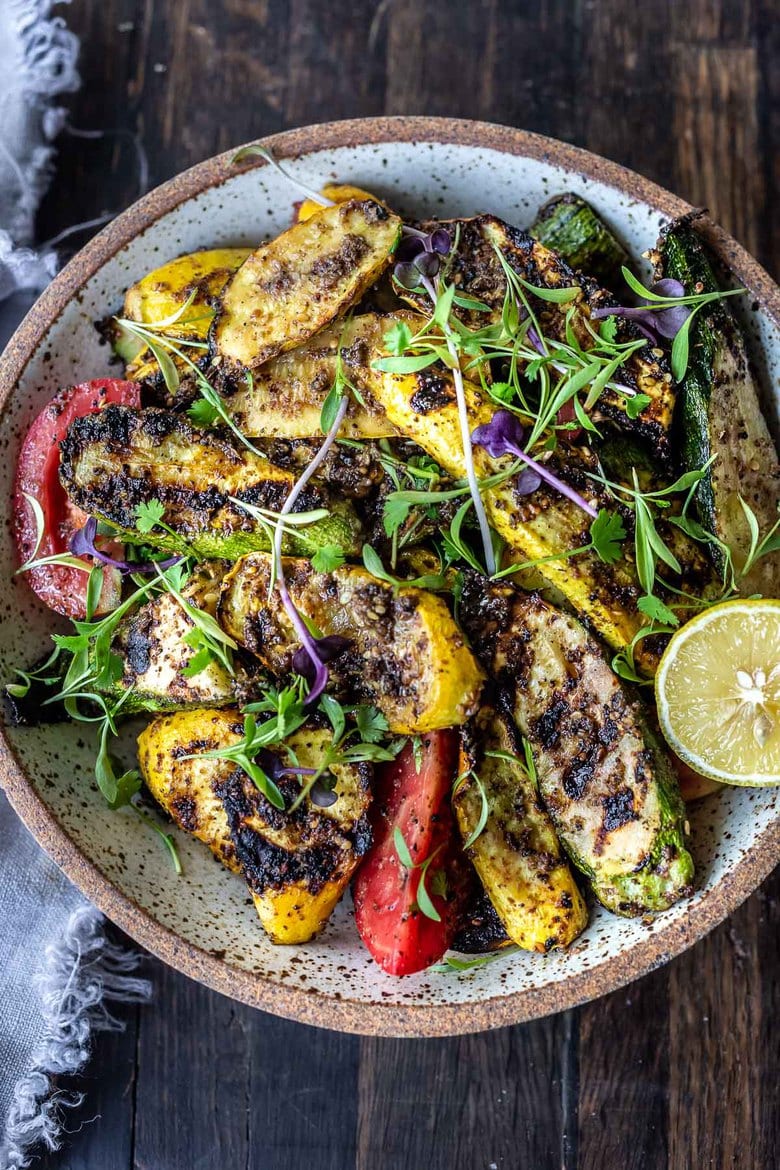 A simple recipe for Grilled Zucchini with zaatar, garlic and lemon. Serve it with a tzatziki  for extra richness. Full of flavor, delicious and healthy! | #grilledzuccini 